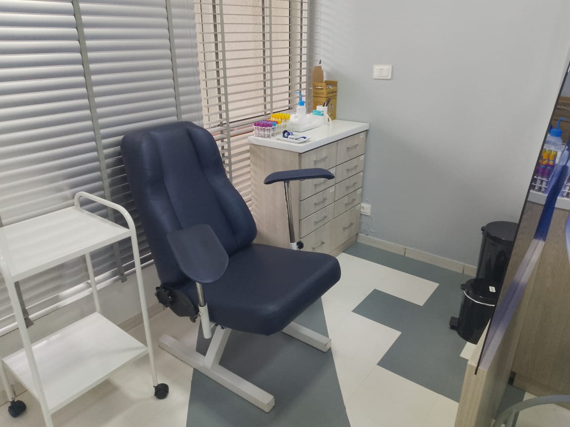 Sala de coleta com cadeira para atendimento