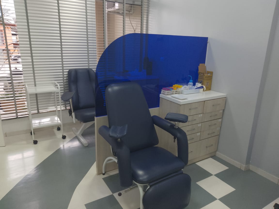 Sala de coleta com divisória azul