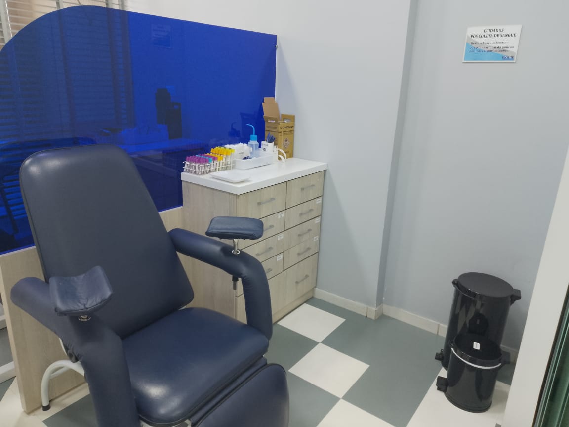 Cadeira e materiais de coleta na sala de atendimento