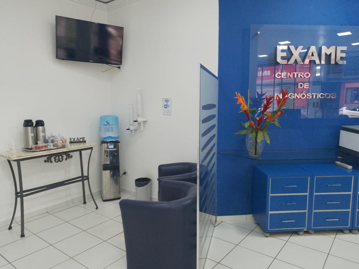 Sala de espera com área de café do Laboratório EXAME-PR
